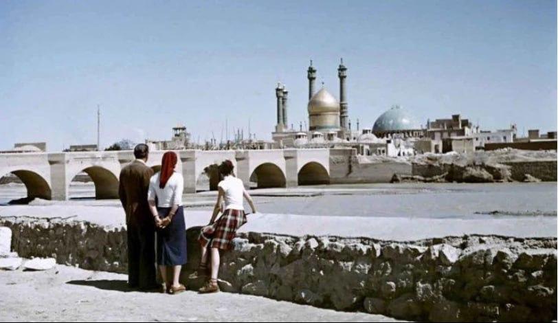 خانواده یک مستشار امریکایی در کنار رودخانه قم و پل آهنچی ۱۹۵۵ میلادی