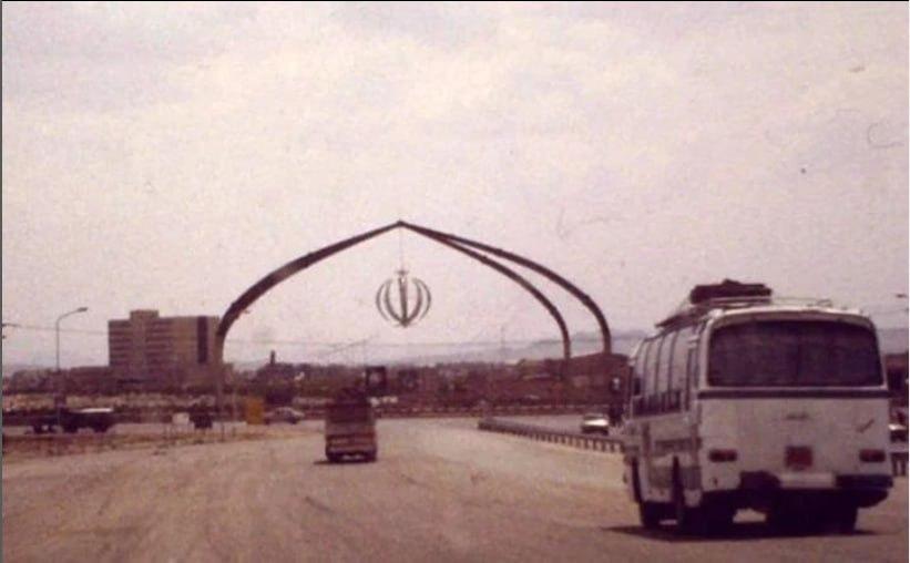 میدان هفتاد و دو تن و نمایی از بیمارستان شهید بهشتی سال ۱۳۶۷