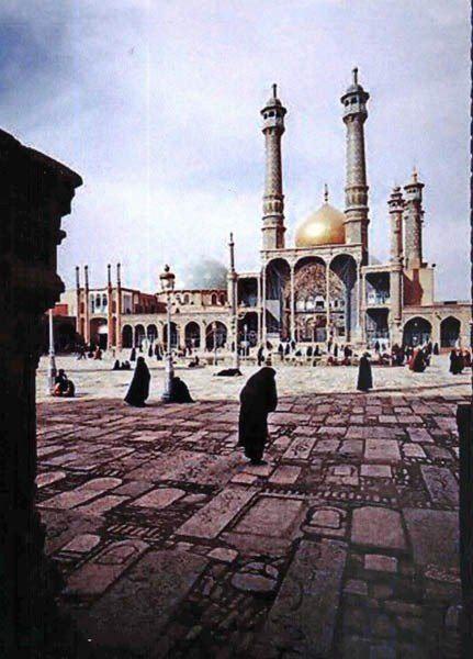 صحن اتابکی در زمانی که قبرهای کف صحن هنوز نمایان بود.