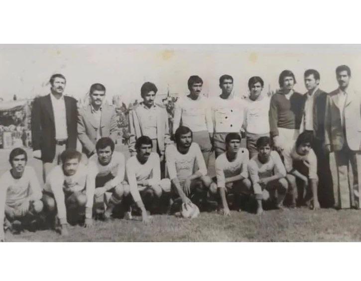 فرهنگیان قم در سال ۱۳۳۳در باغ دبیرستان حکیم نظامی