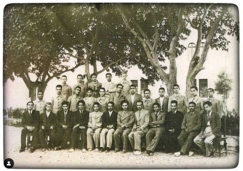دبیران و دانش آموزان دبیرستان حکیم نظامی قم در سال ۱۳۲۰