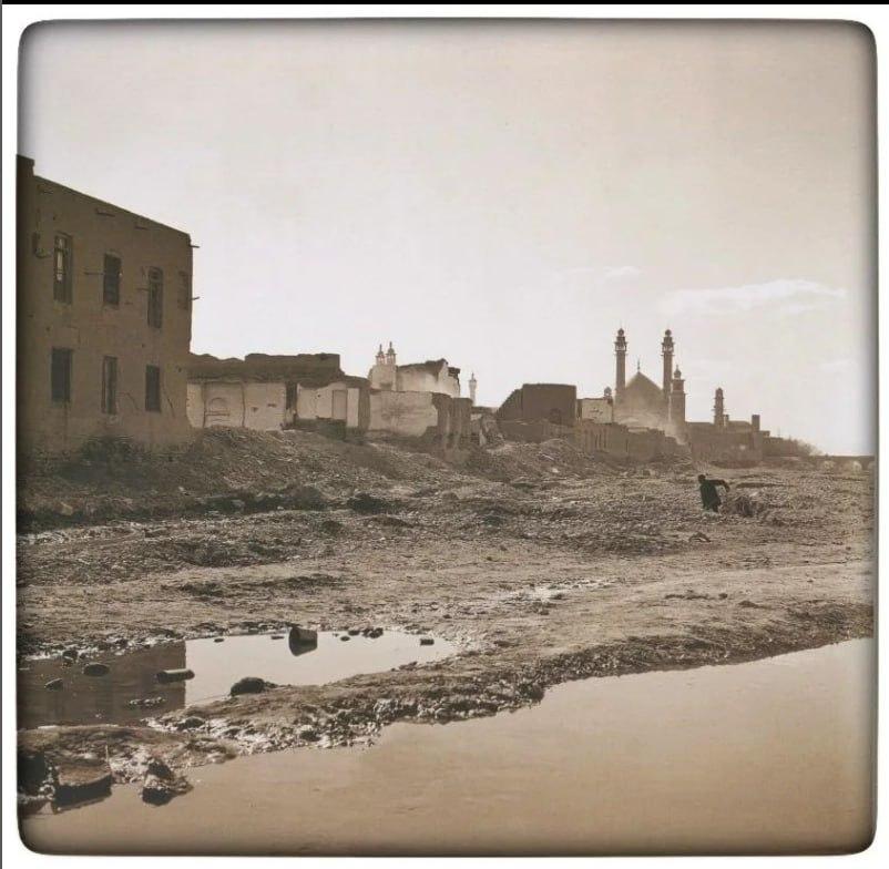 نمایی از حرم از داخل رودخانه دهه چهل